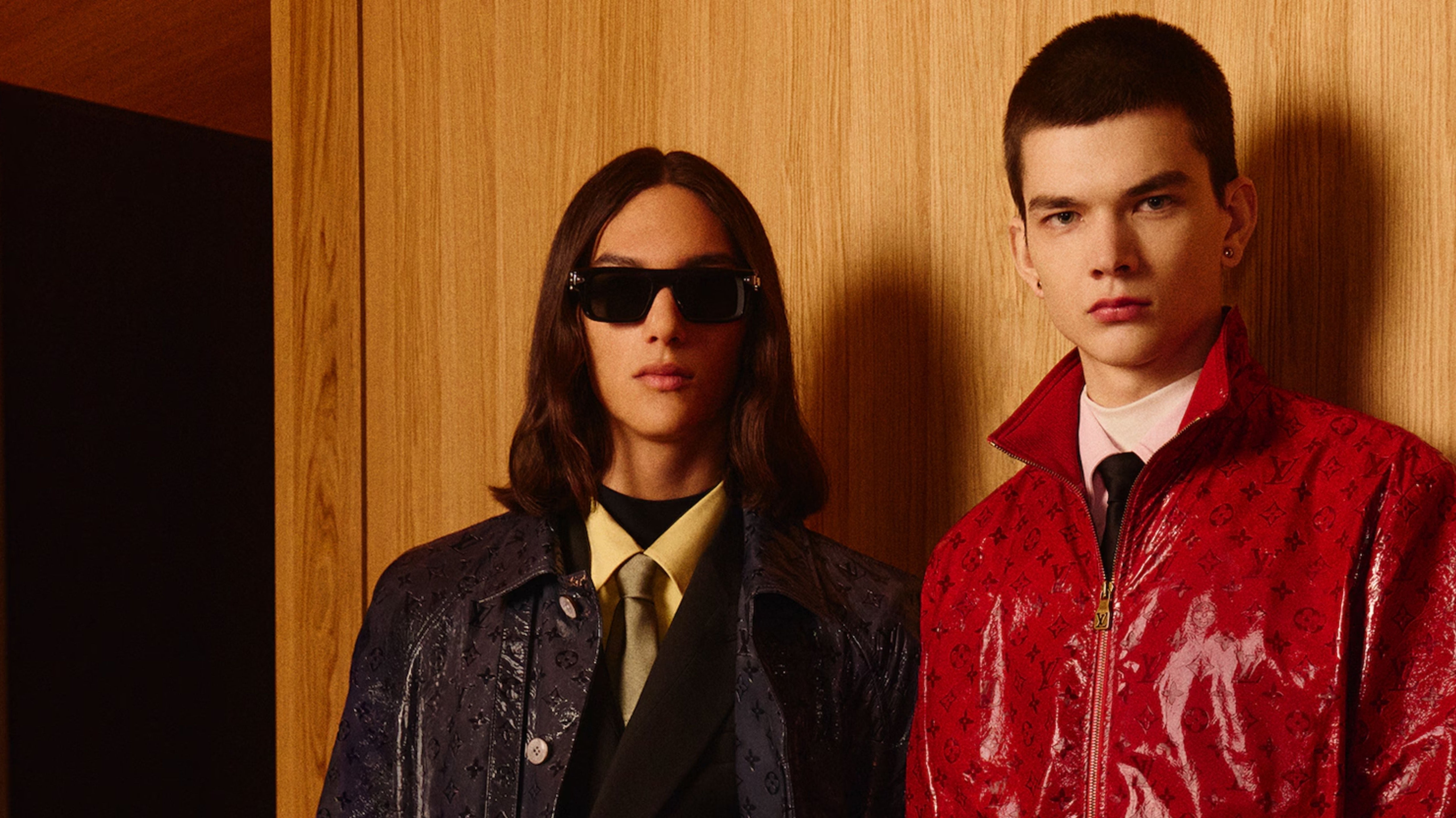 Image venant du site Louis Vuitton pour la nouvelle collection Fall Winter 2026 La Maison de Pharrell Williams, deux hommes habillés en Louis Vuitton sur un fond de La Maison