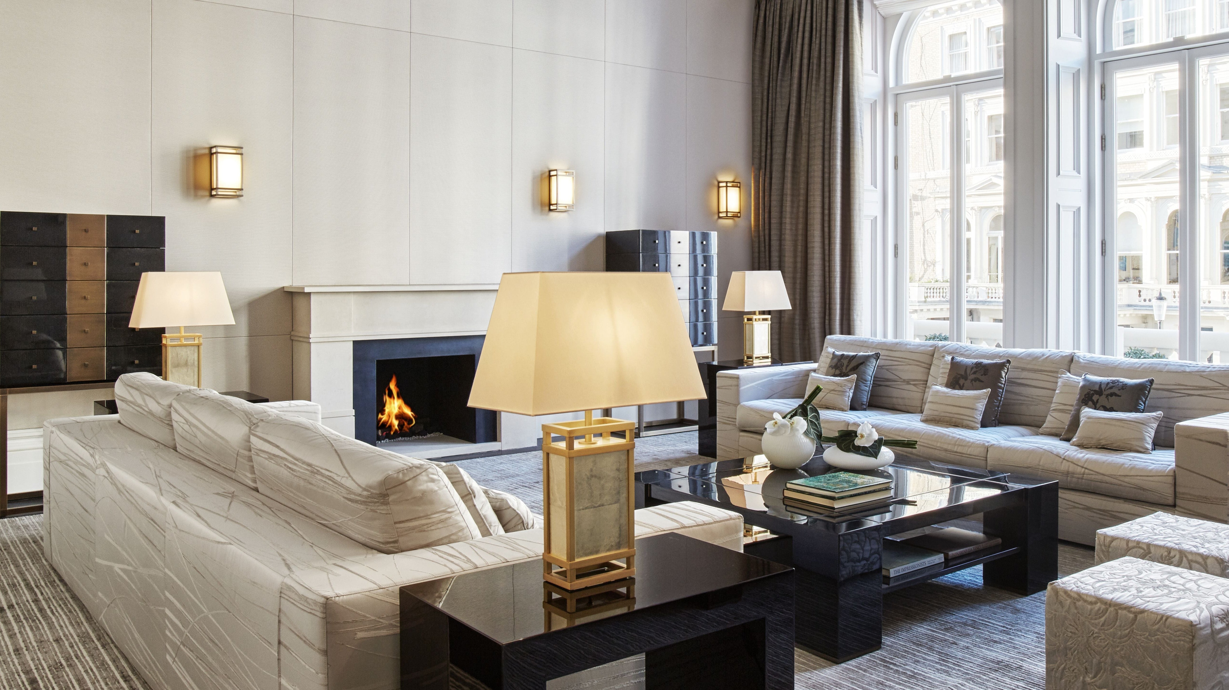 salon d'une maison décorée par Armani Casa