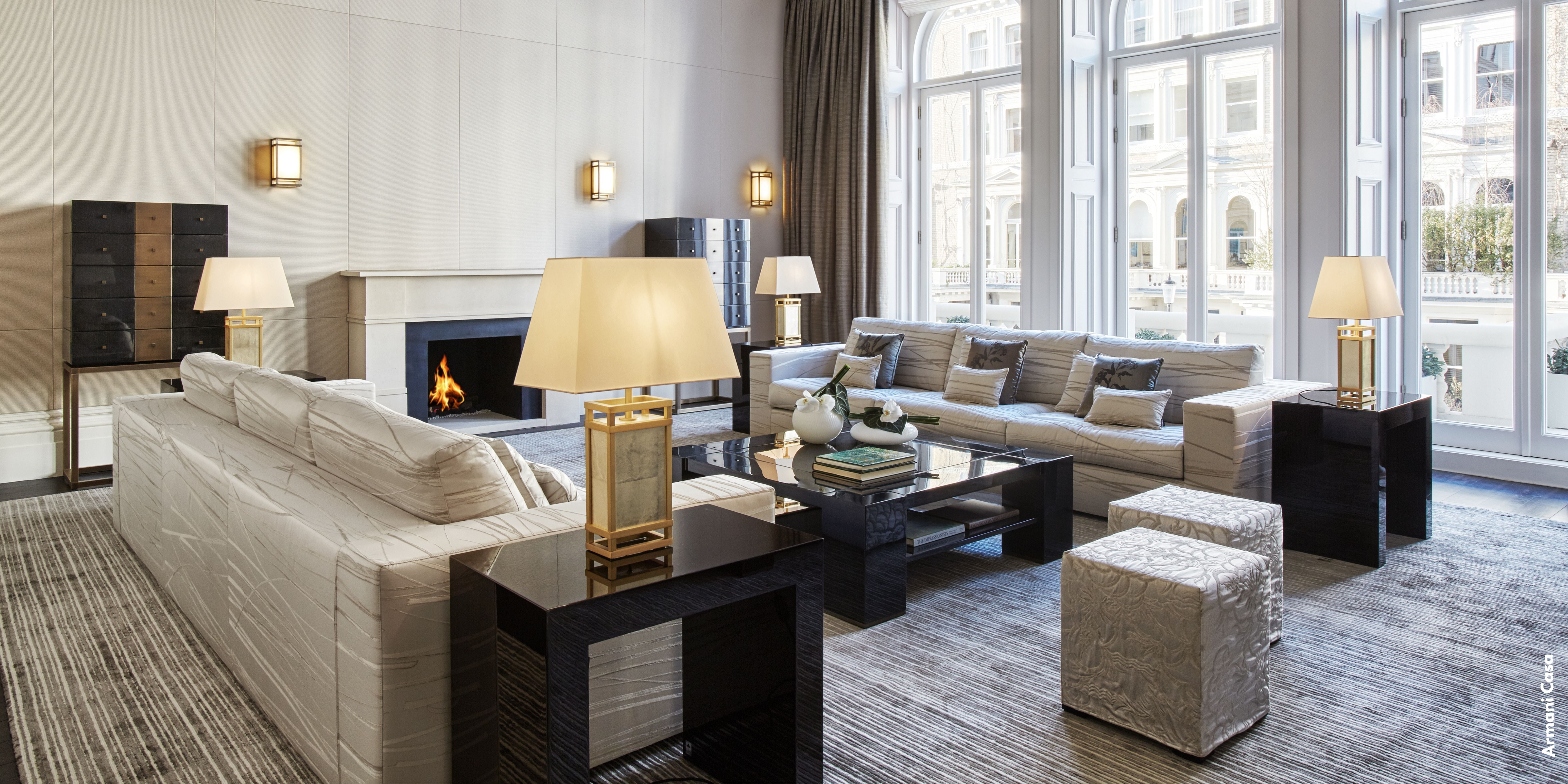 salon d'une maison décorée par Armani Casa 