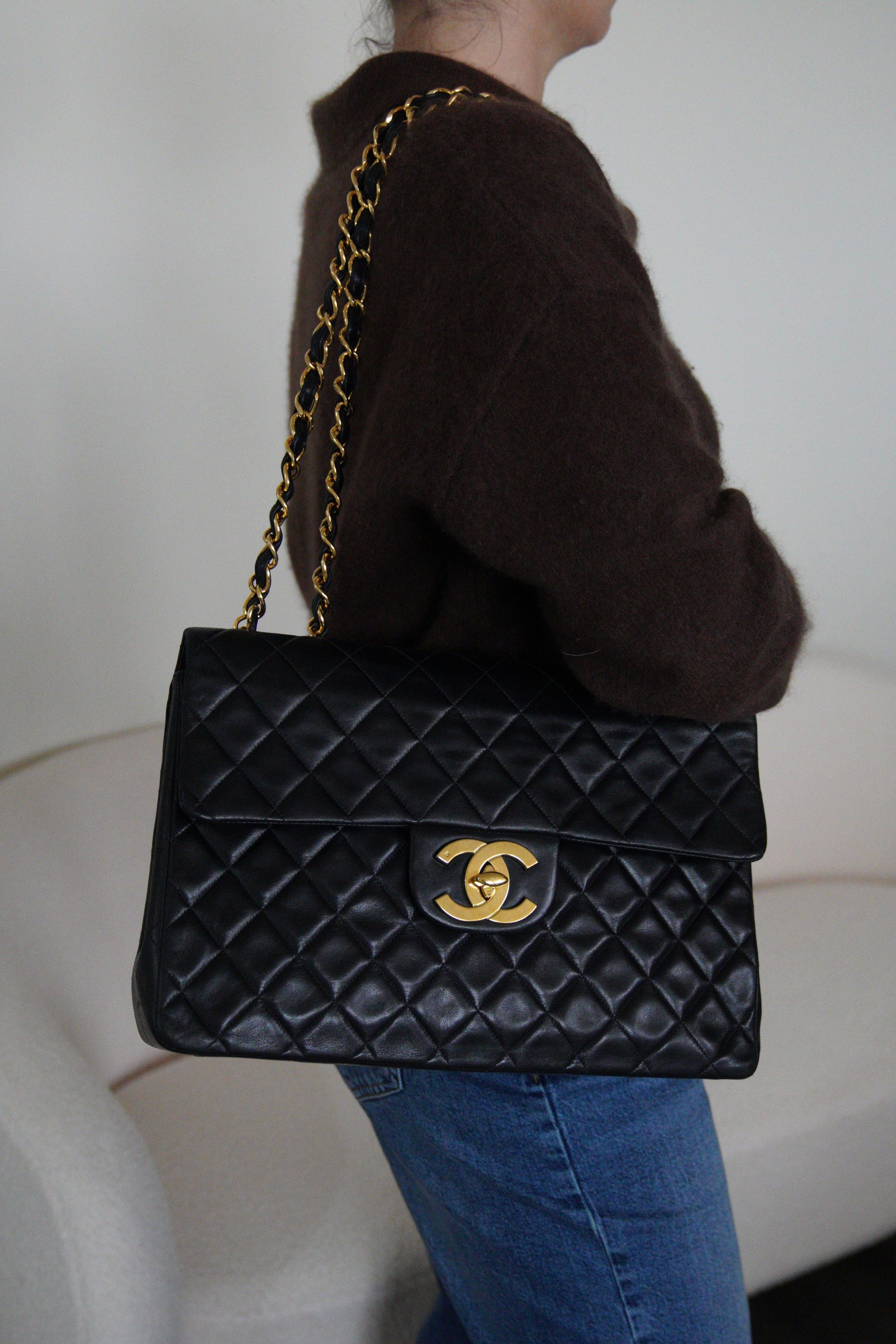シャネルビンテージ Chanel 11 12 Classic Jumbo Vintage black leather – bamluxurystore