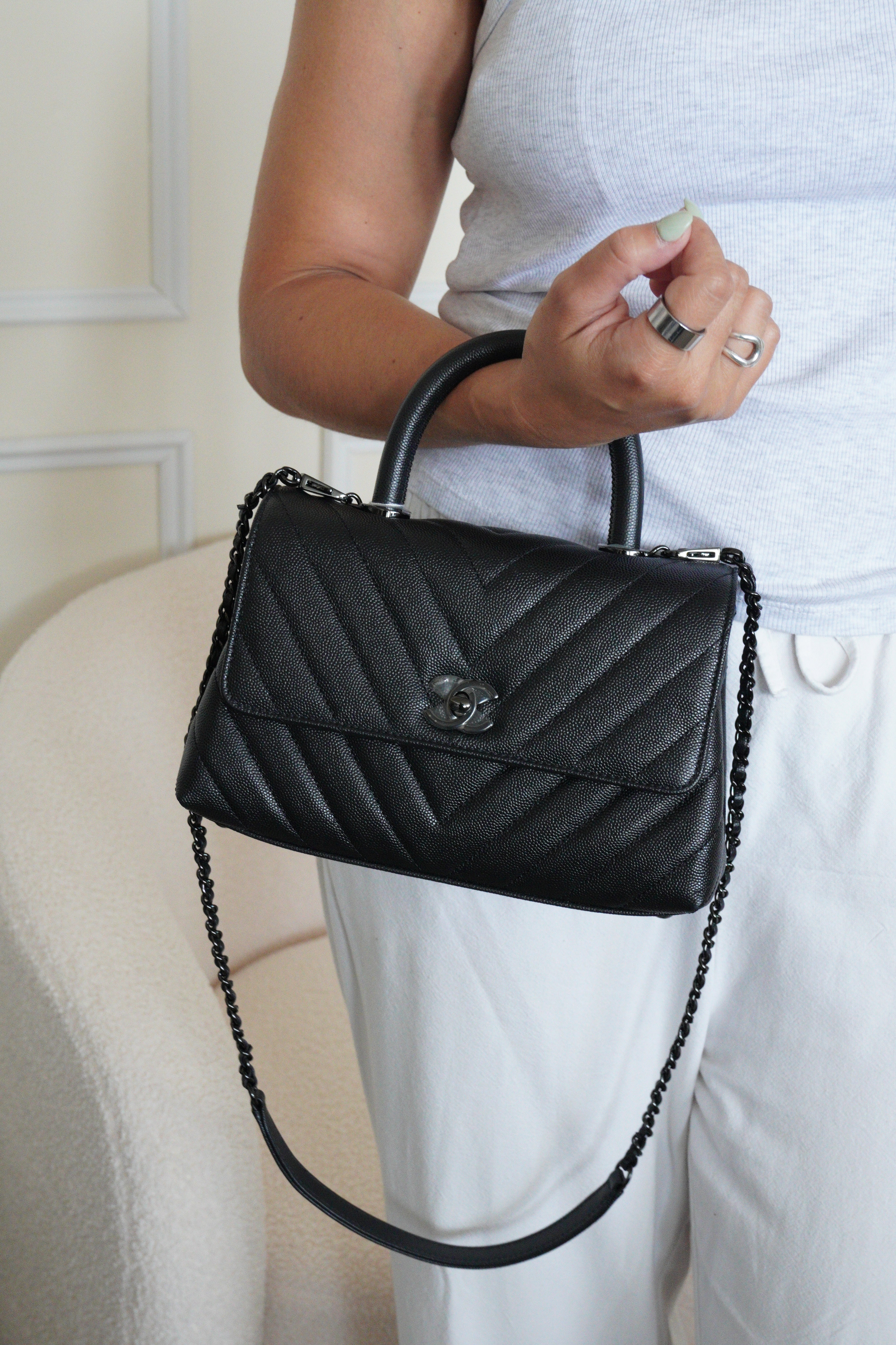 ココ Chanel Coco Handle Full Black Chevron Caviar – bamluxurystore