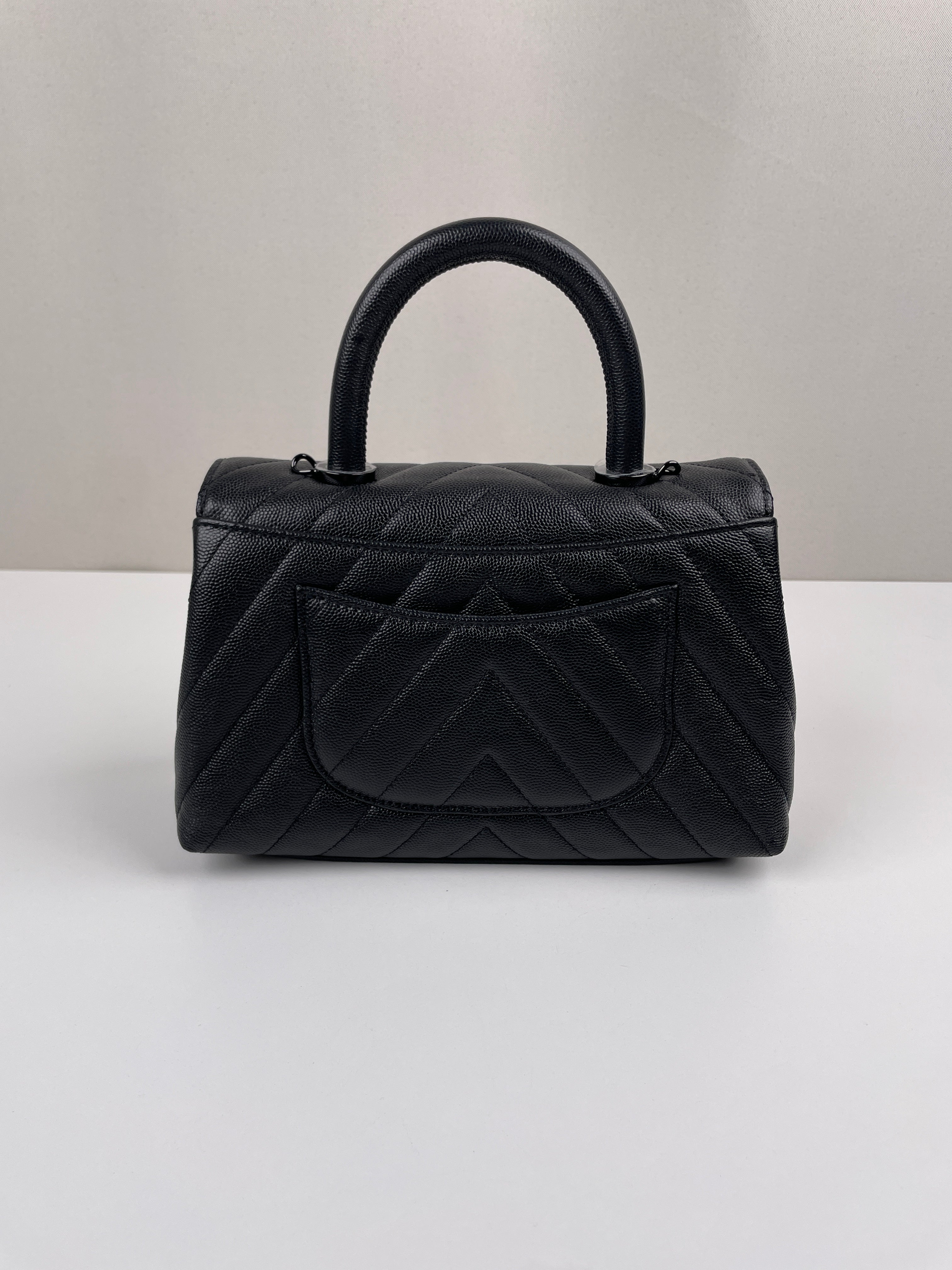 ココ Chanel Coco Handle Full Black Chevron Caviar – bamluxurystore