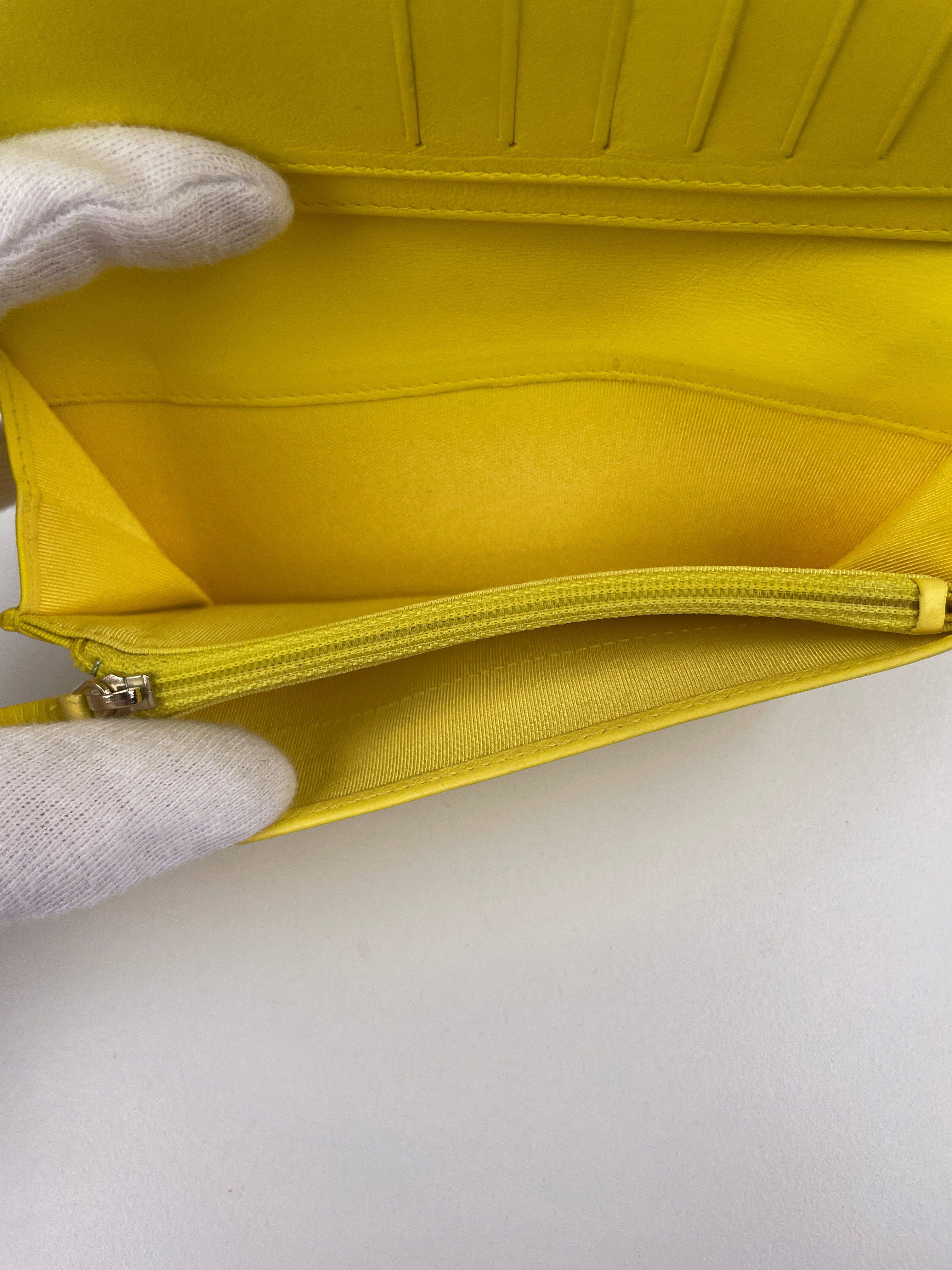 CHANEL イエロー キルティング 長財布 Chanel long wallet yellow leather – bamluxurystore