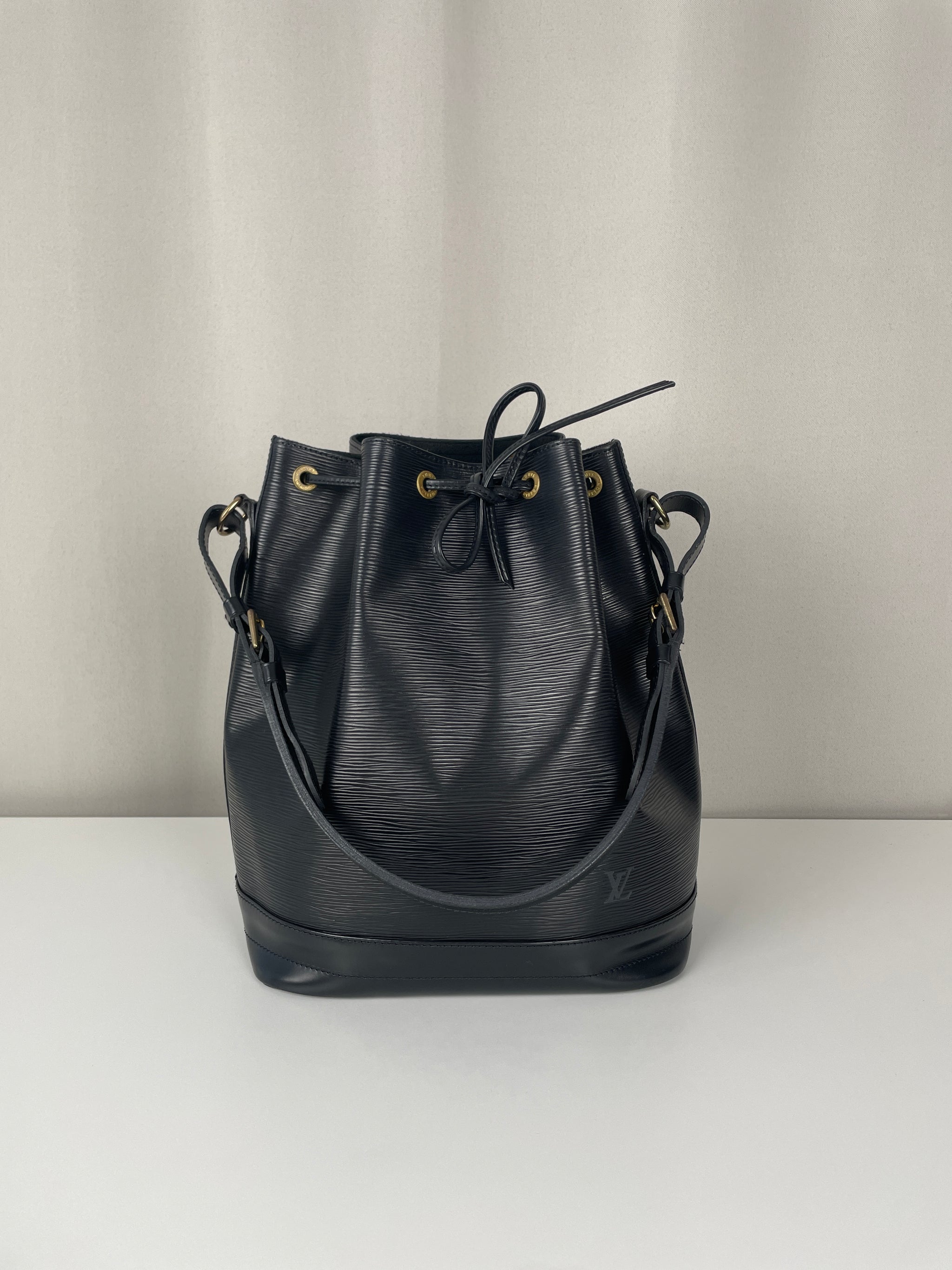 Louis Vuitton noe gm epi leather shoulder bag gold hardware