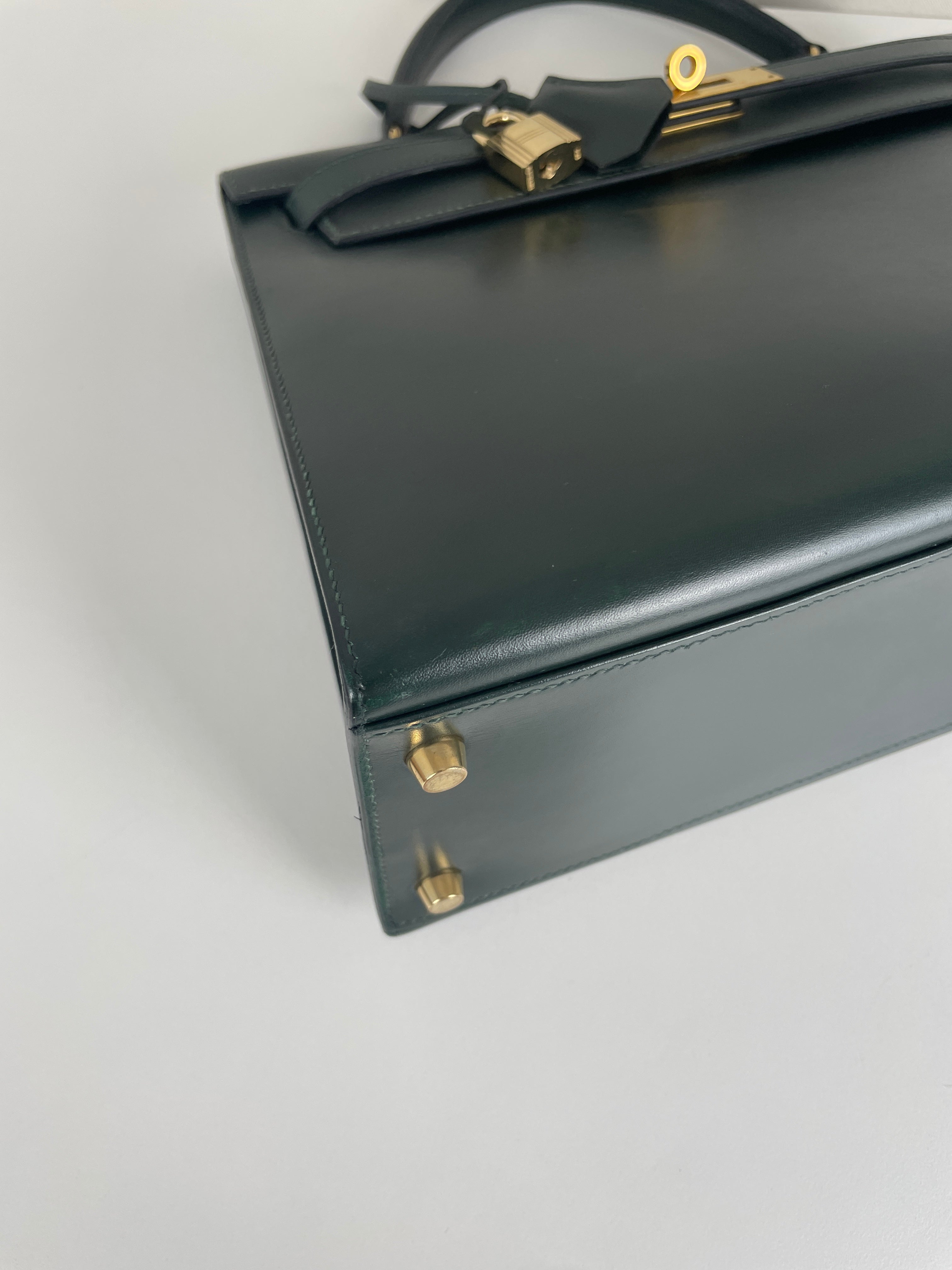 HERMES ダークグリーン ケース Hermès Kelly 32 vert foncé box leather gold hardware – bamluxurystore