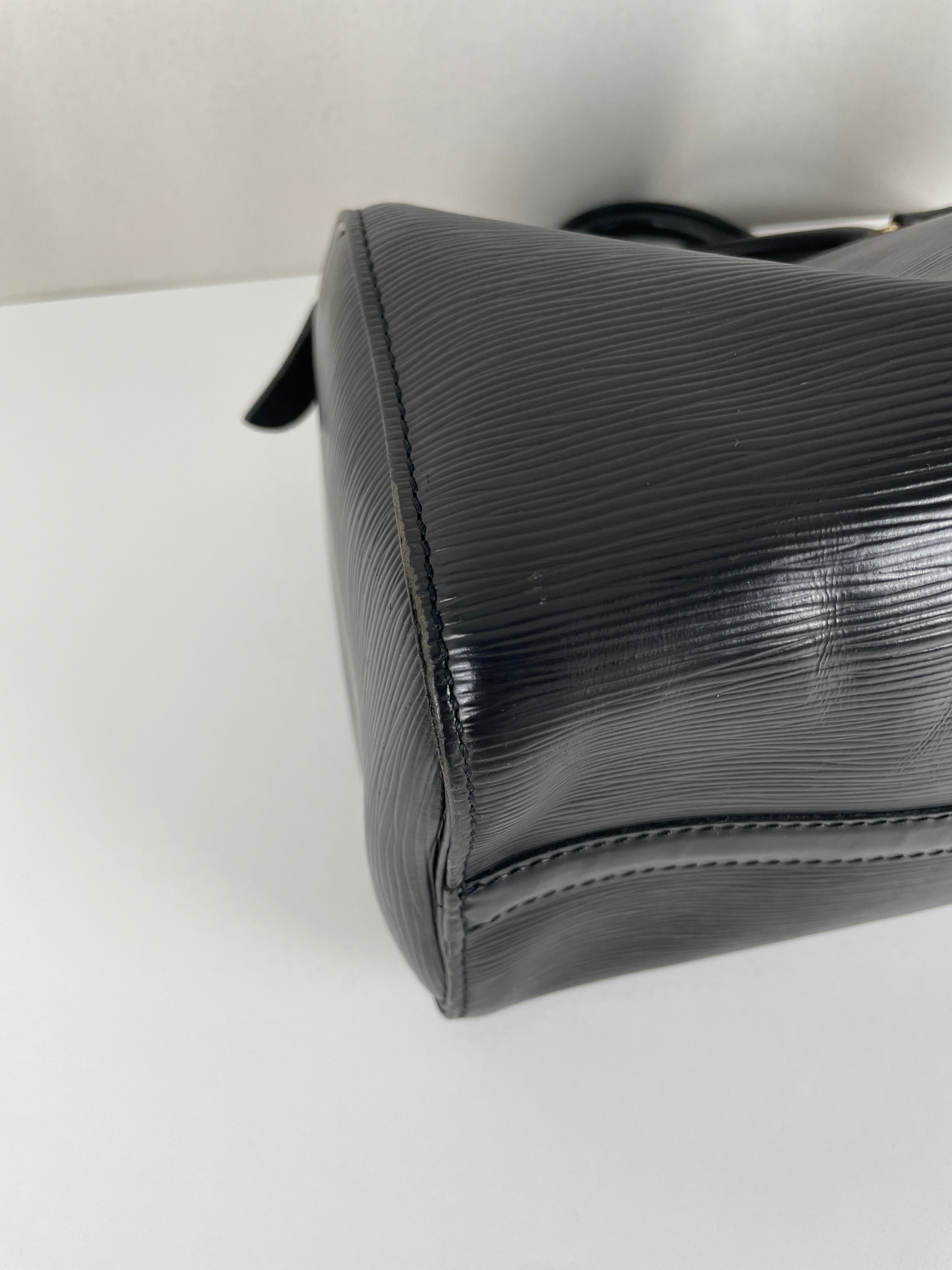 Speedy 25 black epi leather Louis Vuitton – bamluxurystore