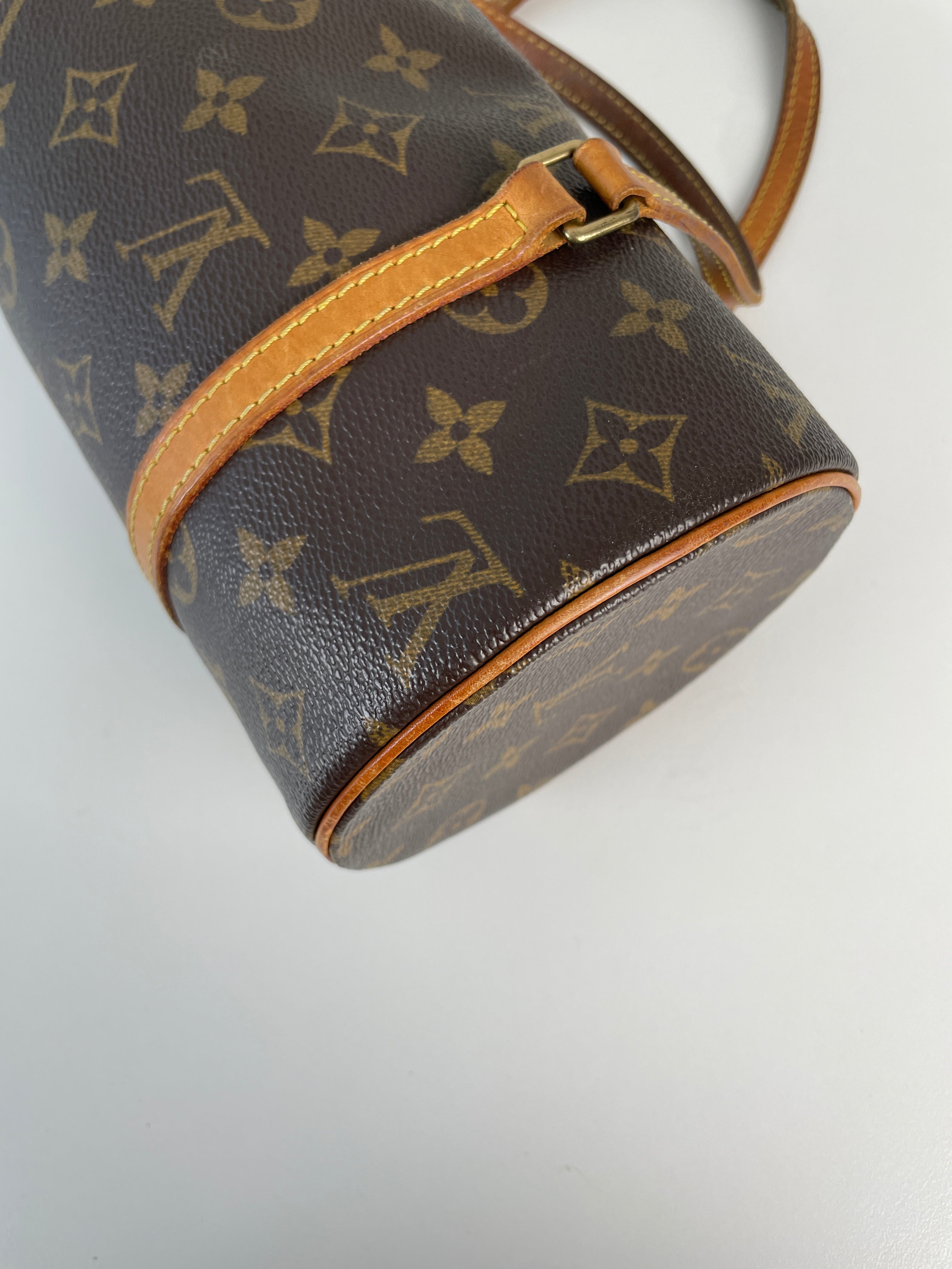 Louis Vuitton モノグラム ハンドバッグ パピヨン Louis Vuitton Papillon 30 | unique cylindrical bag | Bam Luxury