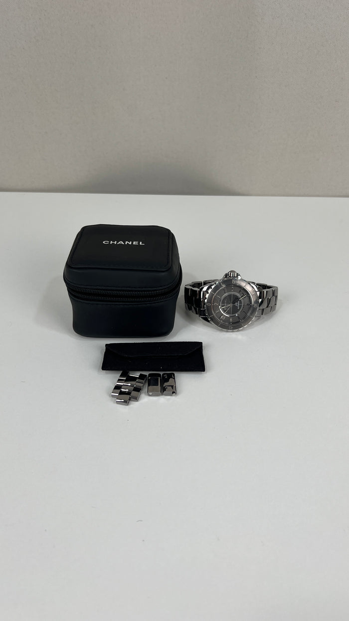 Montre Chanel J12 gris noir