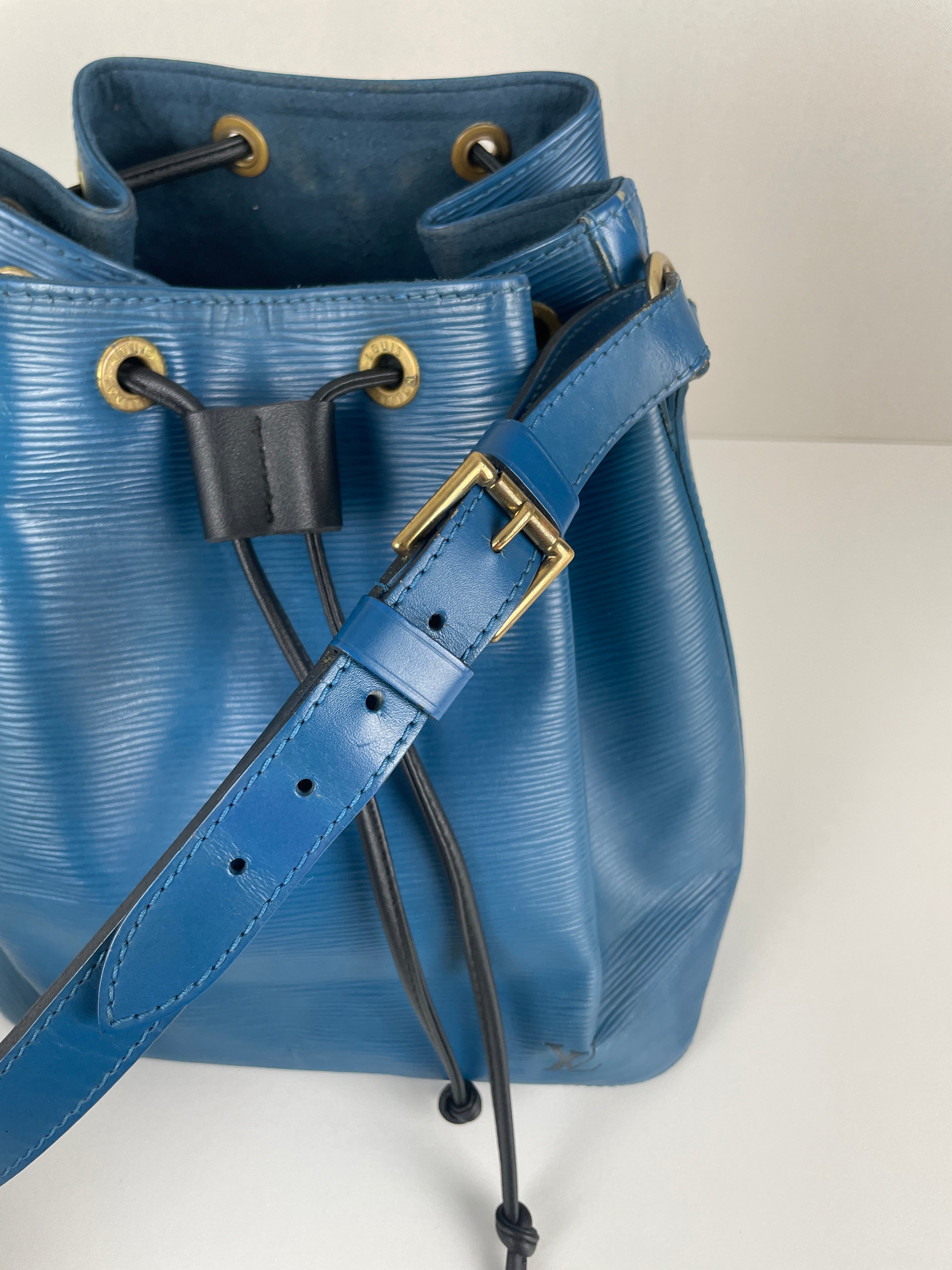 Noé pm blue epi leather Louis Vuitton – bamluxurystore